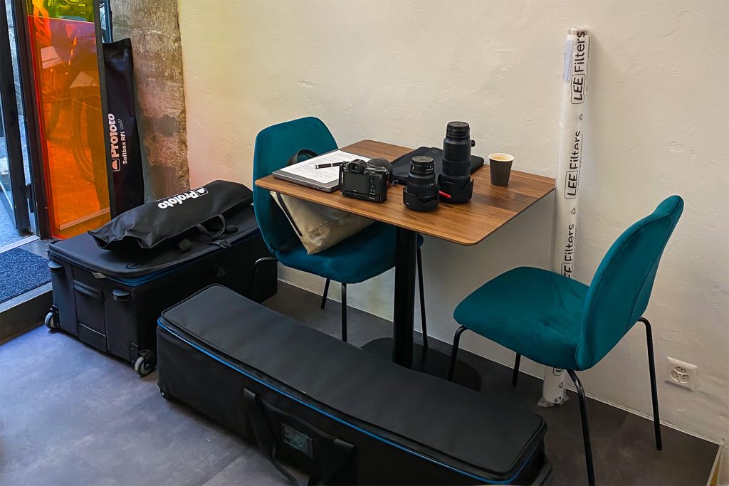 Fotografie Equipment in Koffern verpackt für Fotoshooting im Restaurant